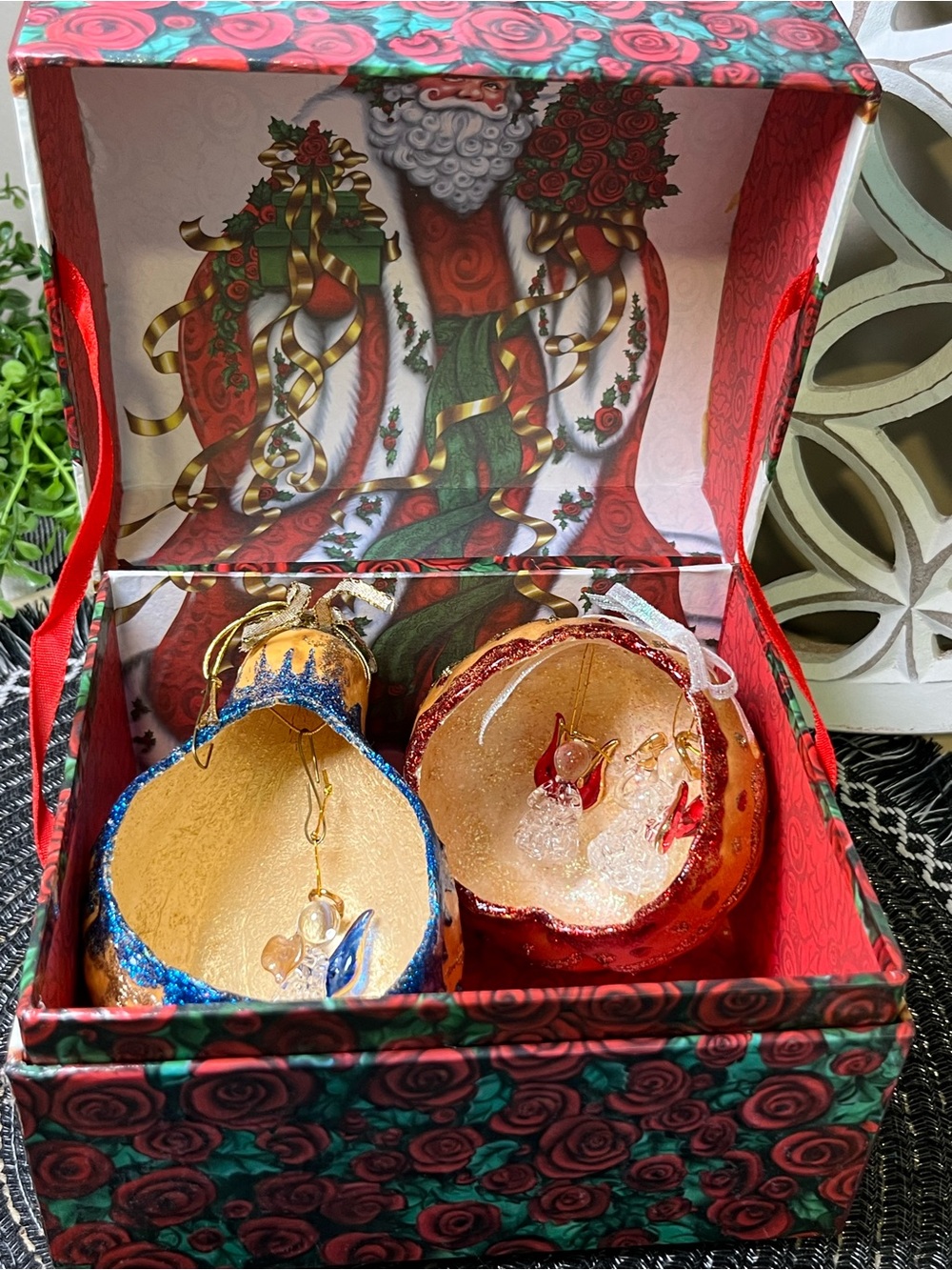 The Lindy Bowman Festive Red Santa Wreath Box With Two Beautiful Gourd Ornaments - Picture 12 of 16